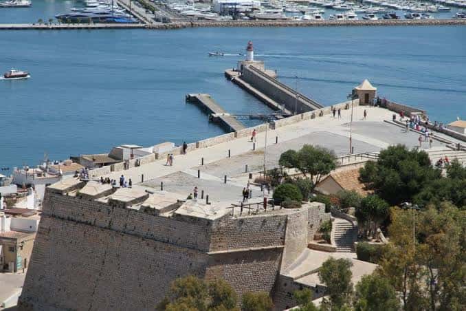 Vista aérea de la muralla y el puerto de Ibiza