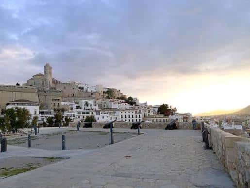 Vista panorámica de la ciudadela de Ibiza al atardecer