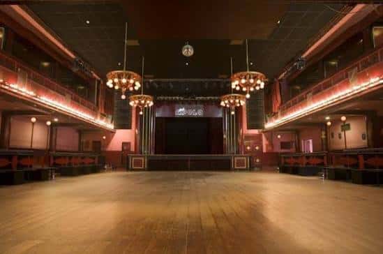 Vista general del interior de la Sala Apolo con butacas y escenario