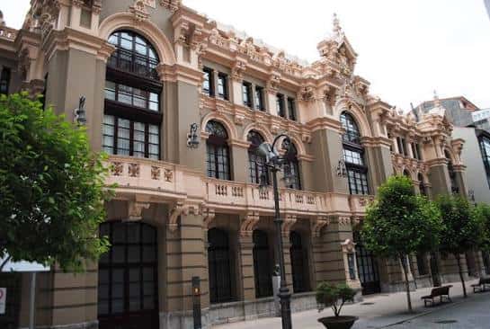 Fachada principal del Teatro Palacio Valdés en Avilés, mostrando su arquitectura neoclásica y detalles ornamentales