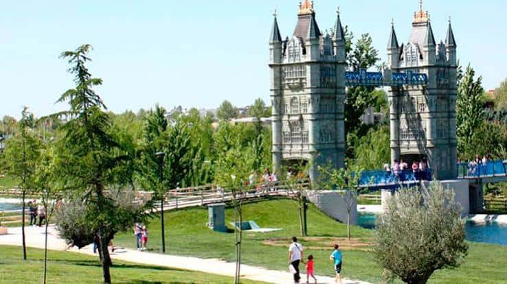 Vista panorámica del Parque Europa con réplica de la Torre de Londres y visitantes caminando