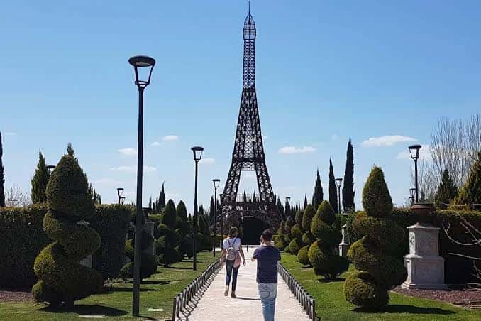 Paseo central con réplica de la Torre Eiffel y jardines bien cuidados