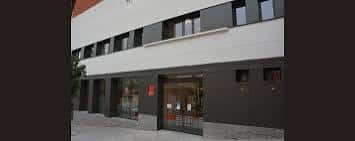 Vista exterior del Casal de Barri La Barraca del Carmel con fachada moderna y entrada principal