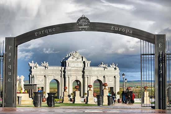 Entrada principal del Parque Europa con arco monumental y cielo nublado