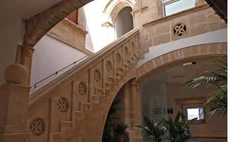 Detalle arquitectónico de la escalera y arcos en el interior del Museu Puget