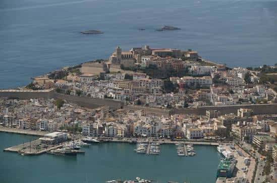 Vista aérea de Dalt Vila y el puerto deportivo de Ibiza al atardecer