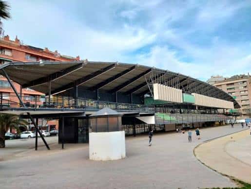 Vista exterior del Canòdrom de la Meridiana con su característica cubierta y estructura metálica