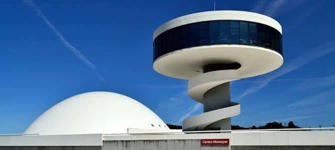 Detalle de la torre espiral y la cúpula del Centro Niemeyer bajo cielo azul