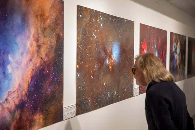 Detalle de una exposición de fotografía espacial en las paredes de la sala