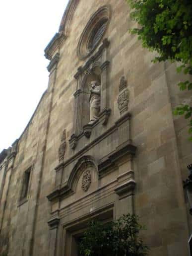 Fachada del Oratori de Sant Felip Neri con detalles arquitectónicos