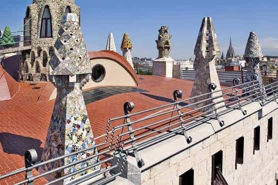 Detalle de las chimeneas decoradas con trencadís en la terraza del Palau Güell