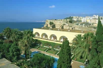 Vista panorámica del Parador de Ceuta con piscina y murallas históricas al fondo