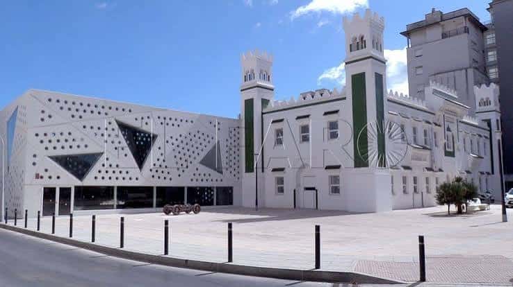 Fachada diurna del Centro Cultural de la Estación de Ferrocarril en Ceuta, destacando su diseño arquitectónico contemporáneo y las torres del edificio original