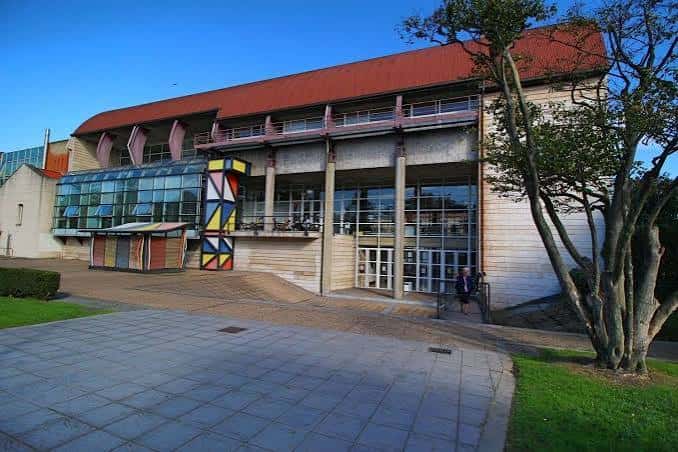 Vista exterior de la Casa Municipal de Cultura de Avilés mostrando su arquitectura moderna y fachada de madera
