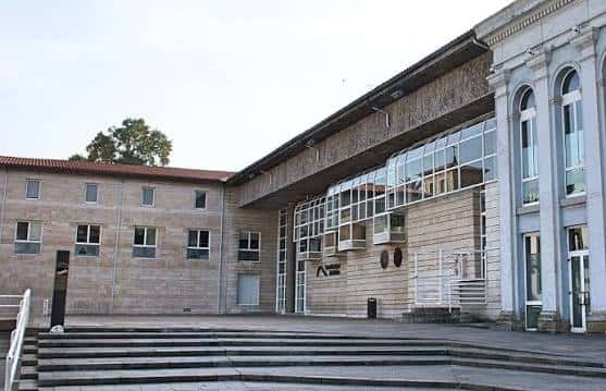 Fachada lateral de la Casa Municipal de Cultura con escaleras y entrada principal