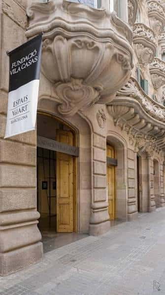 Fachada principal de Espais Volart con detalles arquitectónicos y banderín de la fundación