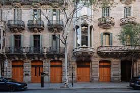 Vista exterior completa del edificio de Espais Volart en Barcelona