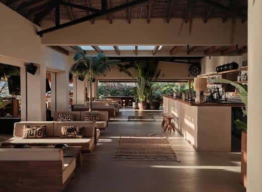 Interior del Beachouse Ibiza con diseño rústico y zona de bar