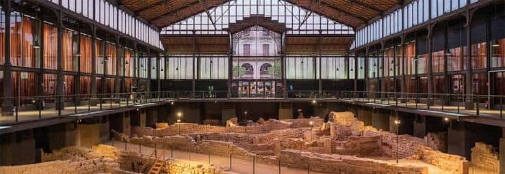 Panorámica del espacio expositivo del MUHBA con ruinas romanas y pasarelas de visita