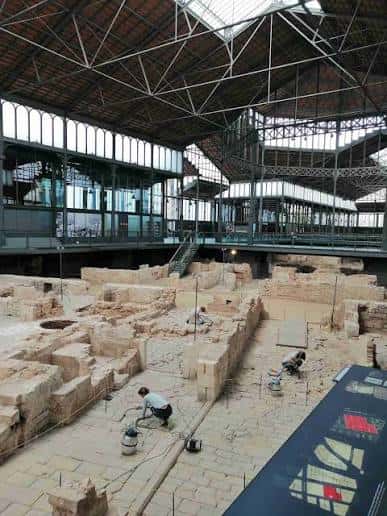 Interior del museo mostrando las excavaciones arqueológicas y la arquitectura industrial del edificio