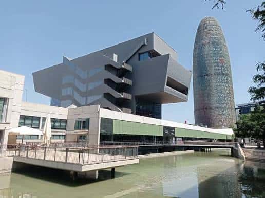 Vista exterior del Disseny Hub Barcelona con el Torre Glòries al fondo
