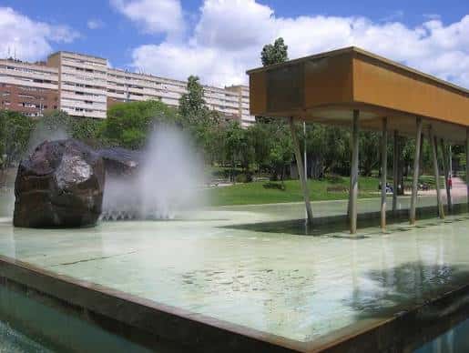 Vista de la fuente con roca y cascada en el parque