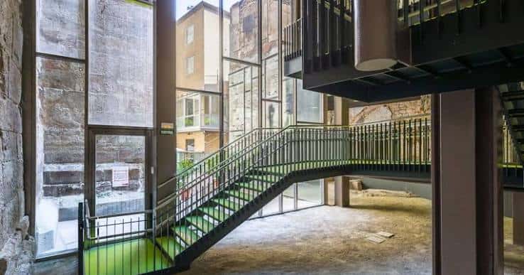 Escalera metálica moderna en el interior del centro cultural