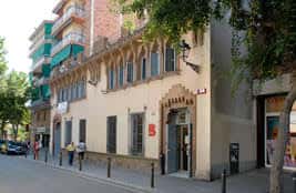 Vista exterior del Centre Cívic Matas i Ramis mostrando su fachada histórica con detalles arquitectónicos