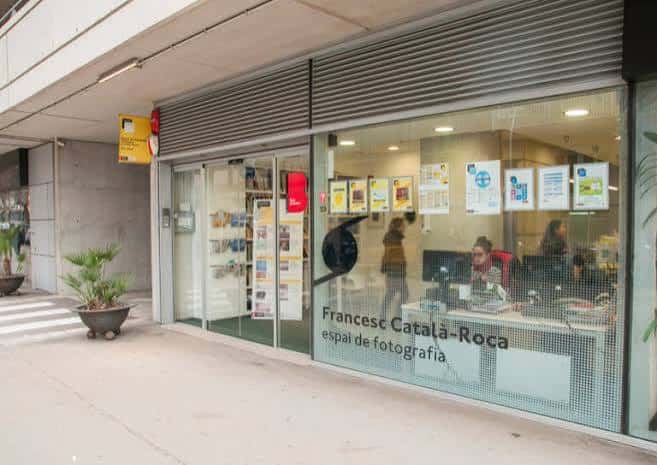 Fachada principal del Espai de Fotografia Francesc Català-Roca con entrada y vitrinas