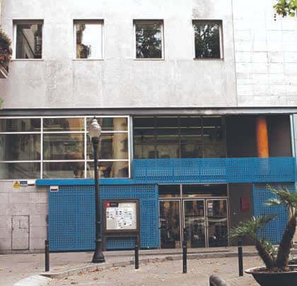Fachada frontal del centro cívico con detalles arquitectónicos y zona de acceso