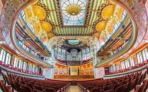 Vista panorámica del interior del auditorio con techo de cristal y detalles arquitectónicos