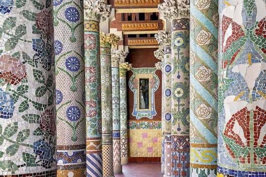 Detalle de columnas decoradas con mosaicos florales y geométricos