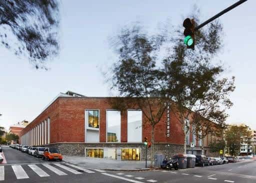 Vista exterior de la Biblioteca El Camp de l'Arpa - Caterina Albert en Barcelona