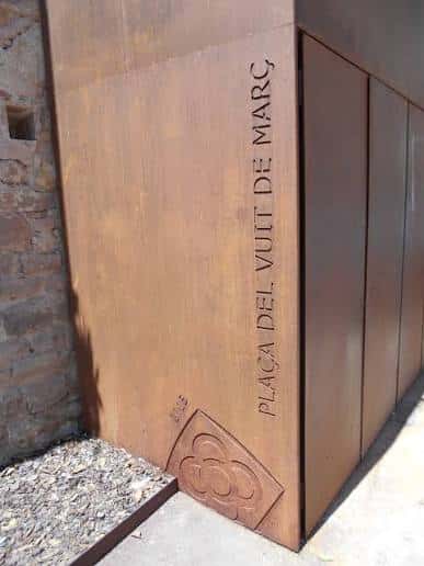 Detalle de la señalización metálica con el nombre de la plaza