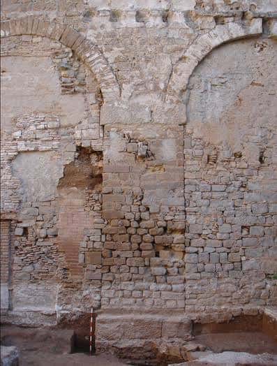 Restos arqueológicos del antiguo acueducto romano en la plaza