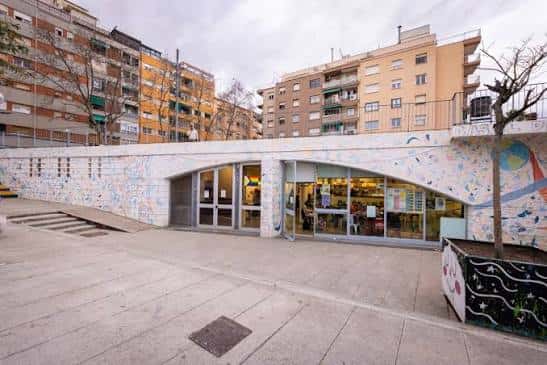 Fachada exterior del Casal de Barri Verdun con murales coloridos y acceso principal