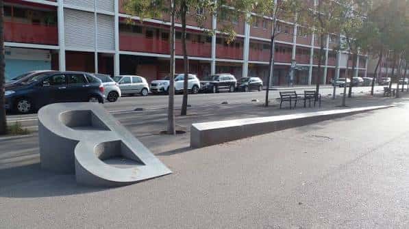 Vista de la Rambla de Guipúzcoa con el escultor 'B' y bancos de hormigón