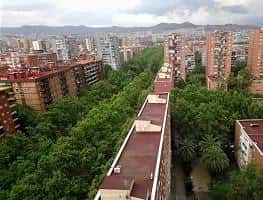 Vista aérea de la Rambla de Guipúzcoa con árboles y edificios residenciales