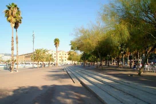 Fachada exterior del Centre Parroquial Lluïsos d'Horta con bandera