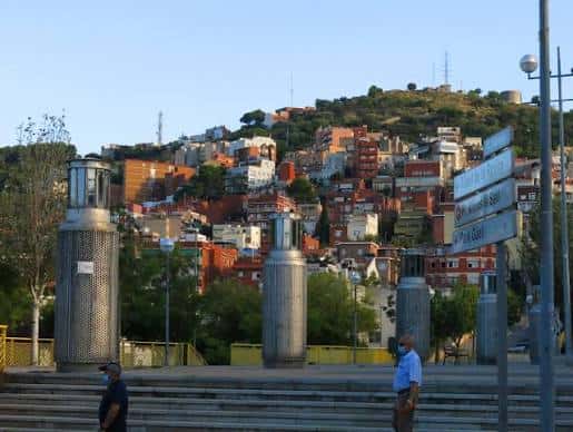 Plaza de la Rambla del Carmel con escalinatas y vista de las viviendas en la colina