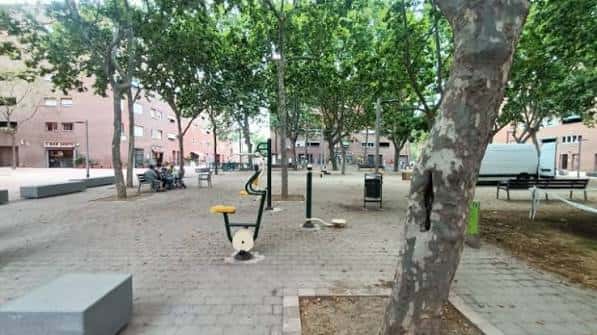 Zona de gimnasia al aire libre en la plaza de Falset