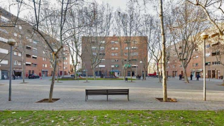 Vista amplia de la plaza de Falset con bancos y árboles en invierno