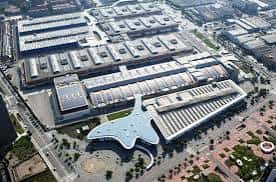 Vista aérea del recinto Fira de Barcelona mostrando su arquitectura moderna y amplios espacios exteriores