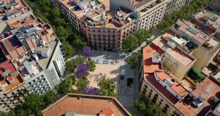 Vista aérea de la superilla en el Eixample, mostrando espacios verdes y zonas peatonales