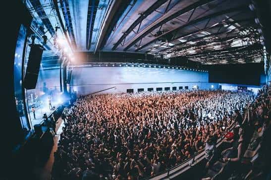Vista panorámica del interior del Sant Jordi Club durante un concierto con gran afluencia de público