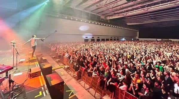 Escenario del Sant Jordi Club con artista en vivo y multitud de asistentes en el recinto