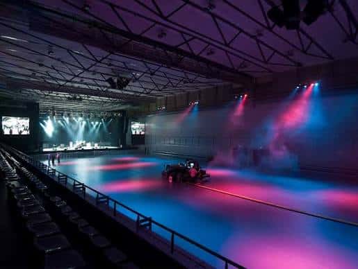 Interior del Sant Jordi Club con iluminación escénica y ambiente de evento nocturno