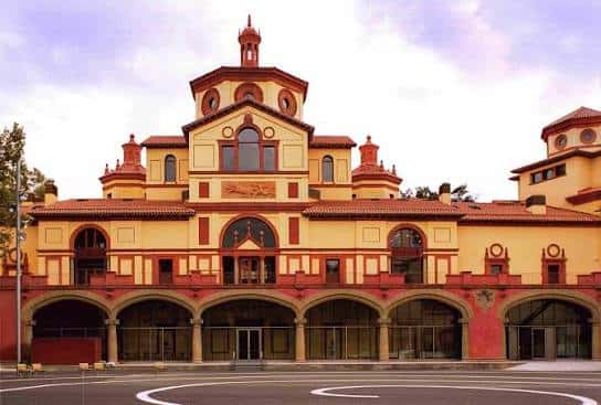 Vista frontal del edificio del Teatre Lliure con arcos y detalles ornamentales