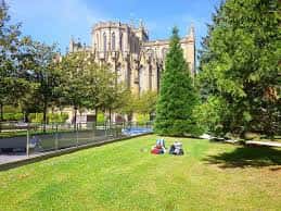 Vista panorámica de los Jardines del Obispo Fernández de Piérola con la Catedral de Vitoria al fondo