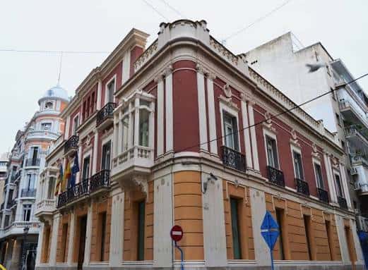 Fachada principal de la Casa Bardín en Alicante, edificio histórico con arquitectura clásica y detalles ornamentales